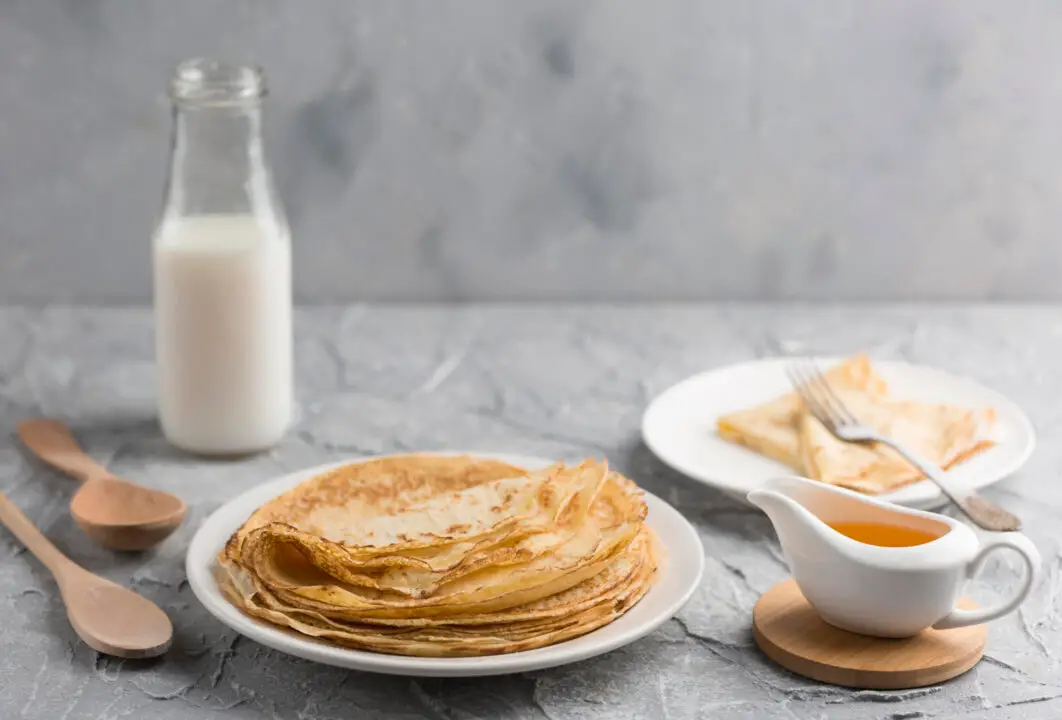 Panqueca de aveia que lembra café da manhã de fim de semana com cheirinho de casa
