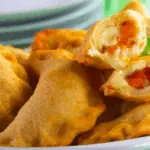 Pastel com Massa de Mandioca: Crocante por Fora, Macio por Dentro!