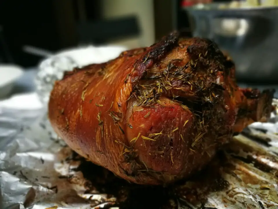 Pernil de porco assado com sabor de festa e aquele cheirinho que invade a casa