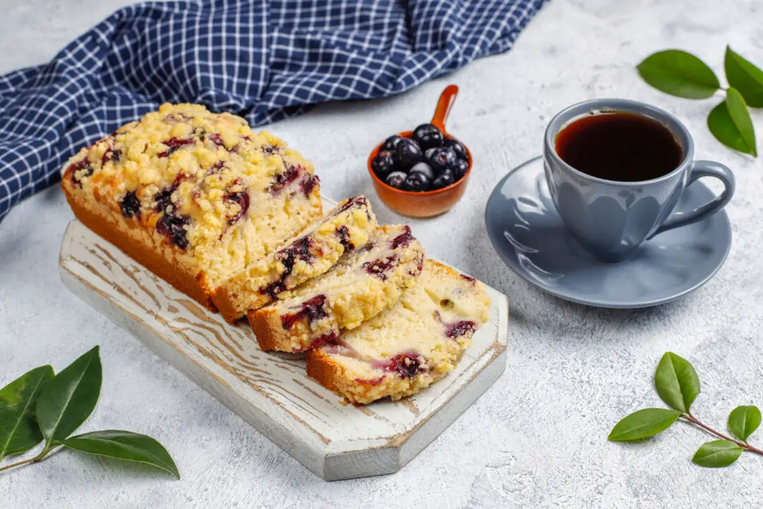 Receita de bolo formigueiro da vovó com sabor de infância e pedacinhos de alegria