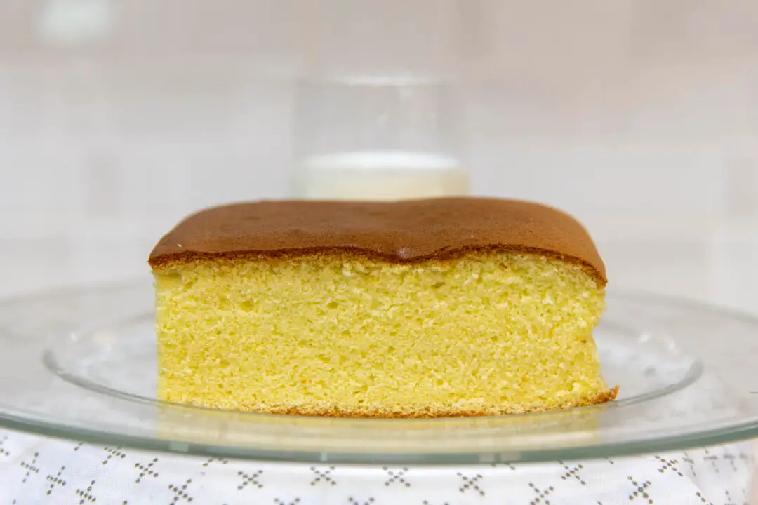 Pão de ló de maizena leve, fofinho e derretendo na boca
