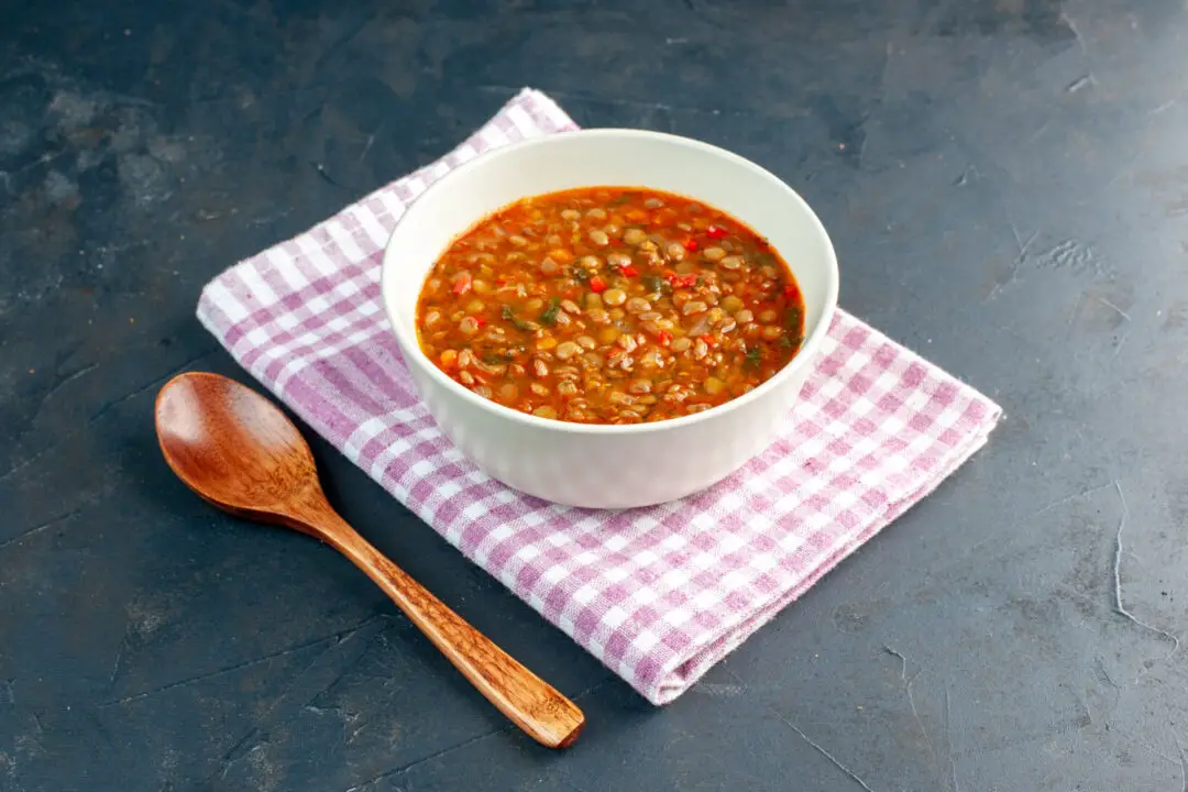 Sopa de feijão no liquidificador com gosto de casa e aconchego de mãe