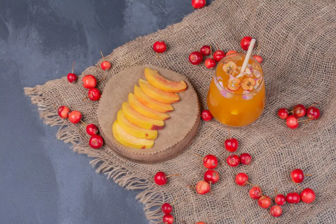 Suco de acerola natural com frescor, vitamina C e aquele sabor azedinho que lembra infância