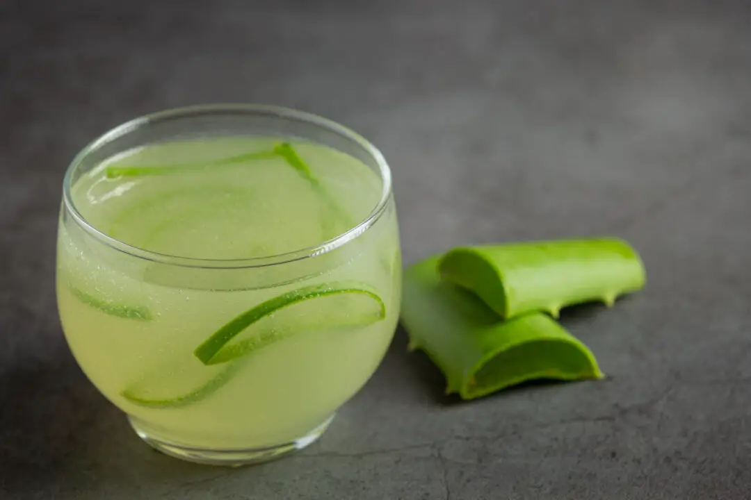 Suco de babosa natural com limão e benefícios para o corpo inteiro