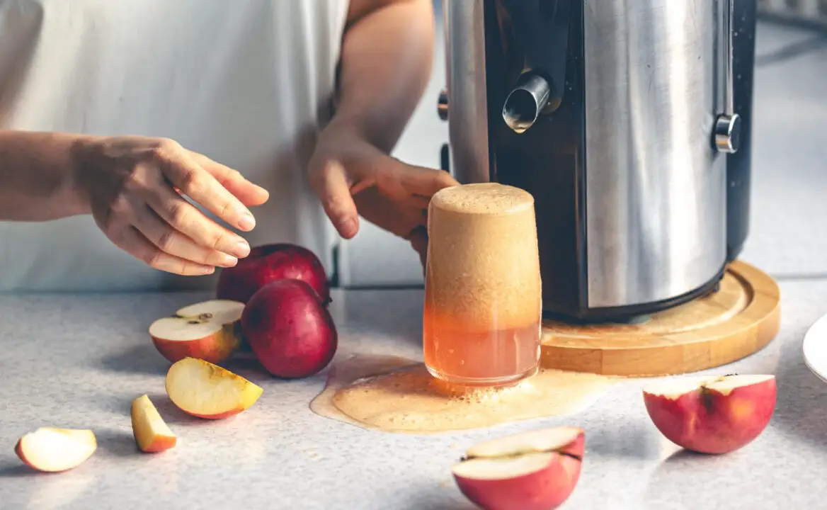 Suco de maçã no liquidificador com gostinho de infância e saúde na jarra