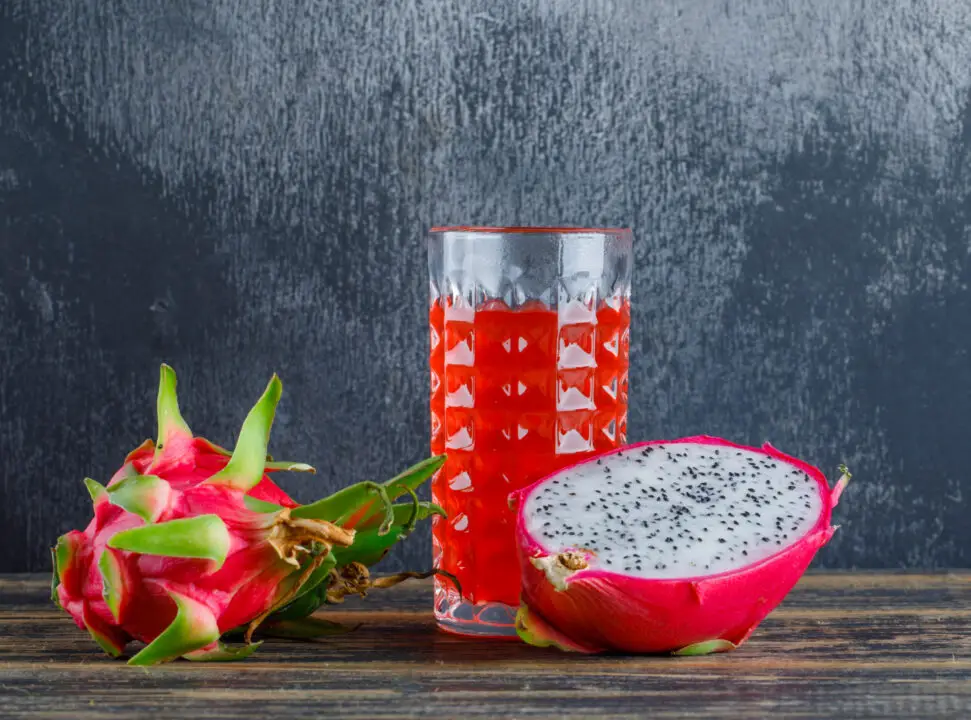 Suco de pitaya refrescante, nutritivo e cheio de cor