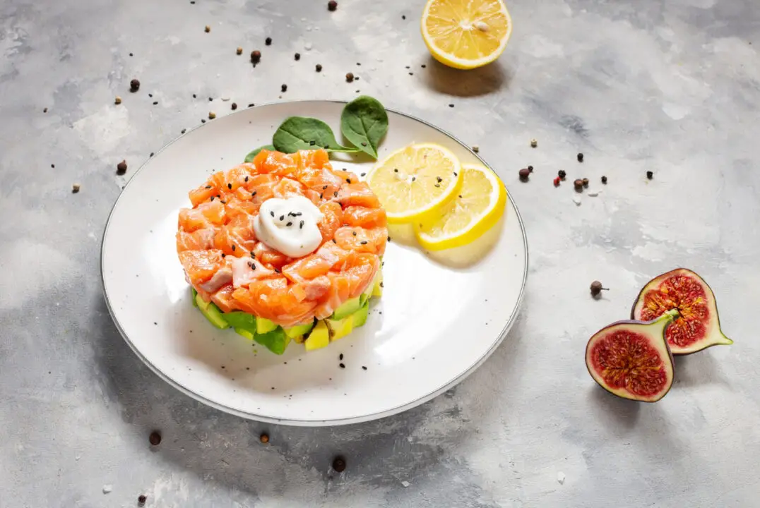 Tartar de salmão fresco com toque cítrico e elegância na simplicidade