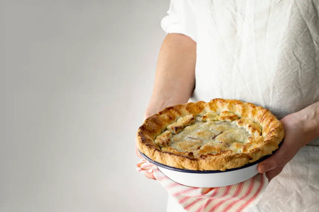 Torta de frango sem ovo com massa leve e recheio cremoso
