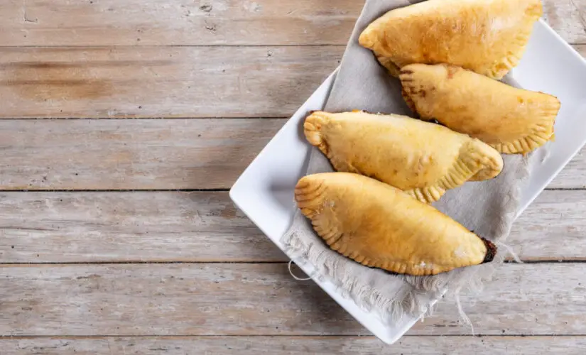Pastelão de carne com massa leve e recheio suculento igual ao das padarias de bairro