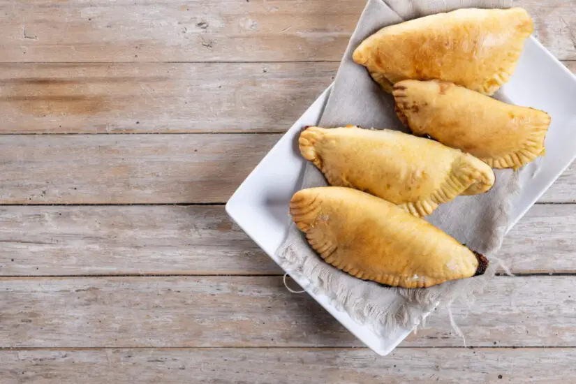 Pastelão de carne com massa leve e recheio suculento igual ao das padarias de bairro