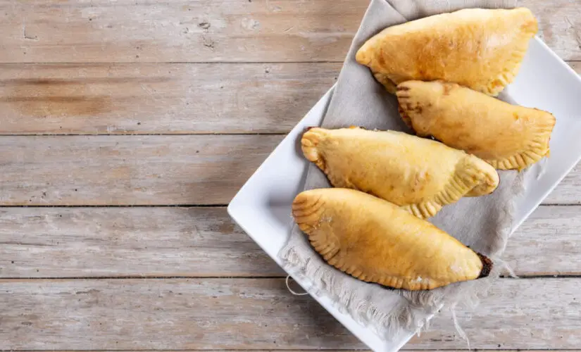 Pastelão de carne com massa leve e recheio suculento igual ao das padarias de bairro