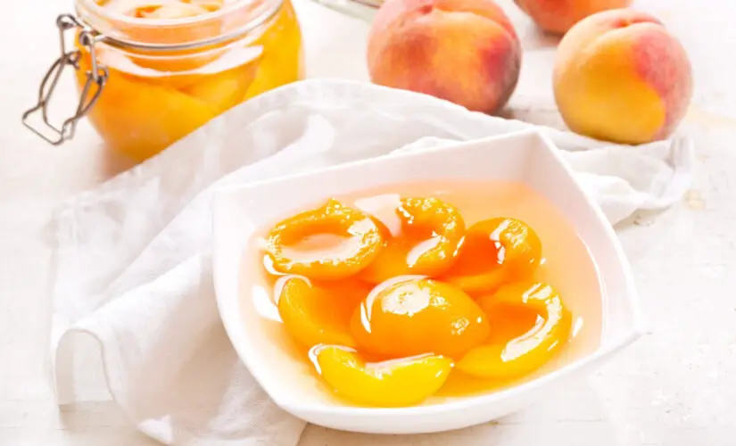 Pêssego em calda com sabor de sobremesa de domingo e carinho da vovó