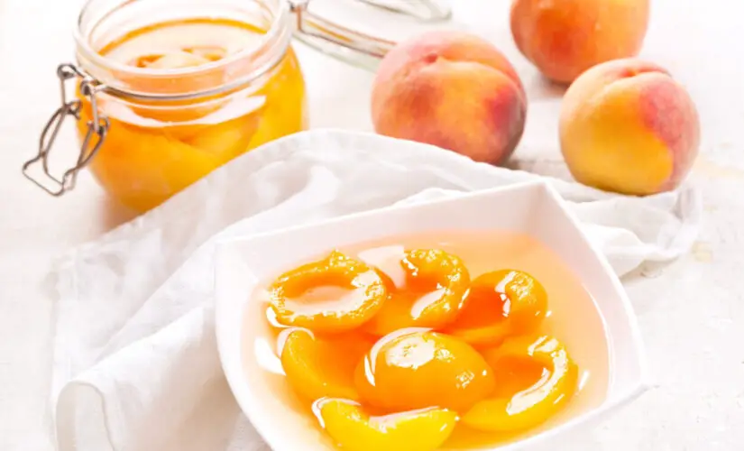Pêssego em calda com sabor de sobremesa de domingo e carinho da vovó