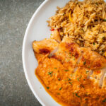 Arroz de forno com frango com sabor de domingo em família e carinho de mãe