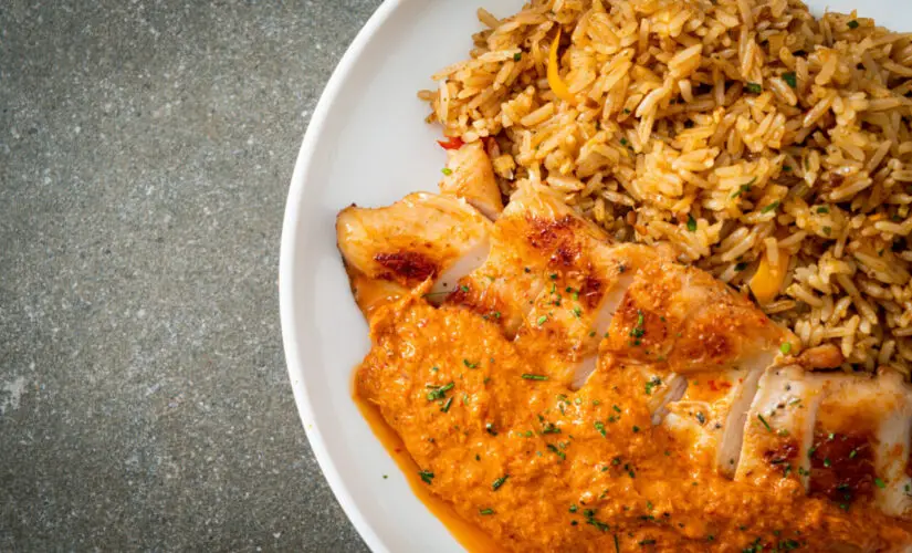 Arroz de forno com frango com sabor de domingo em família e carinho de mãe