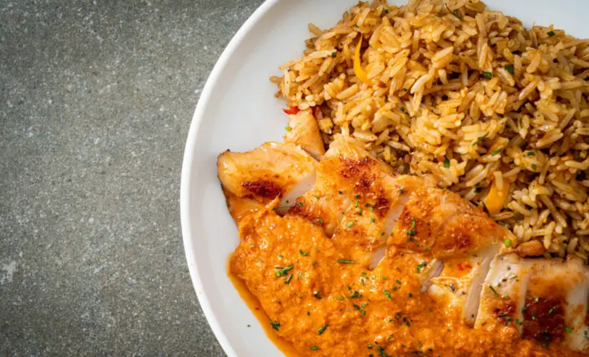 Arroz de forno com frango com sabor de domingo em família e carinho de mãe