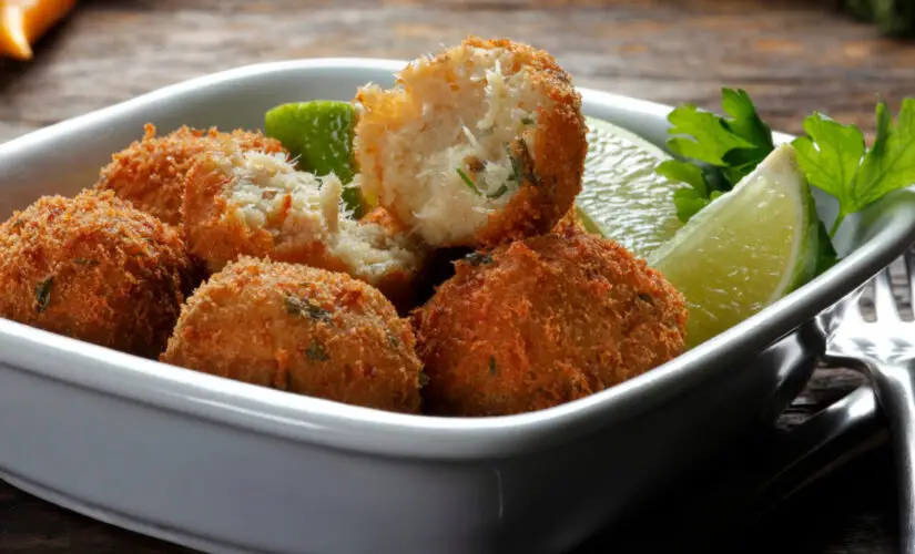 Bolinho de peixe crocante por fora e macio por dentro, com sabor de litoral e reunião em família