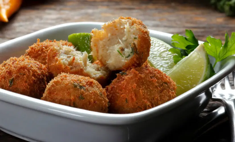 Bolinho de peixe crocante por fora e macio por dentro, com sabor de litoral e reunião em família