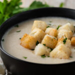 Caldinho de batata cremoso com sabor de aconchego e carinho em forma de colher