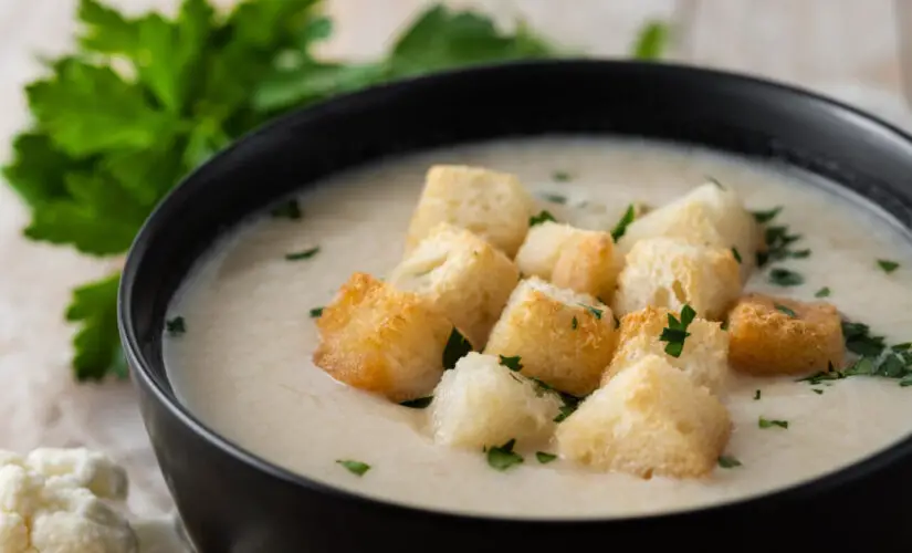 Caldinho de batata cremoso com sabor de aconchego e carinho em forma de colher