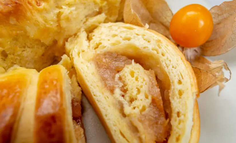 Rocambole de doce de leite fofinho, enrolado com carinho e sabor de infância
