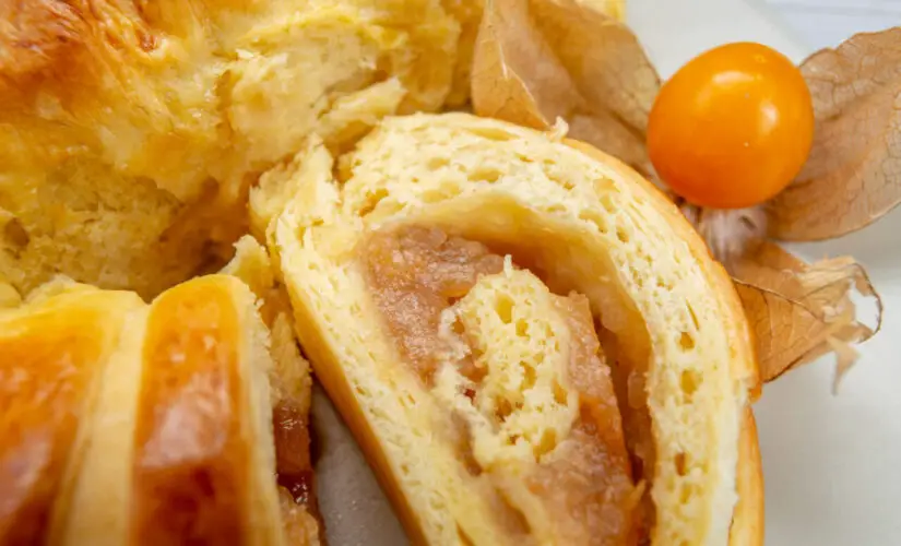 Rocambole de doce de leite fofinho, enrolado com carinho e sabor de infância