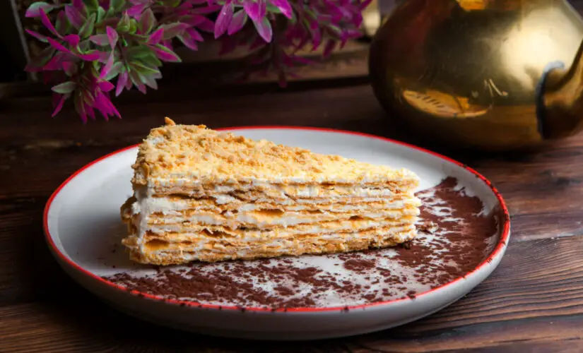 Torta de bolacha com camadas cremosas e sabor de sobremesa da infância