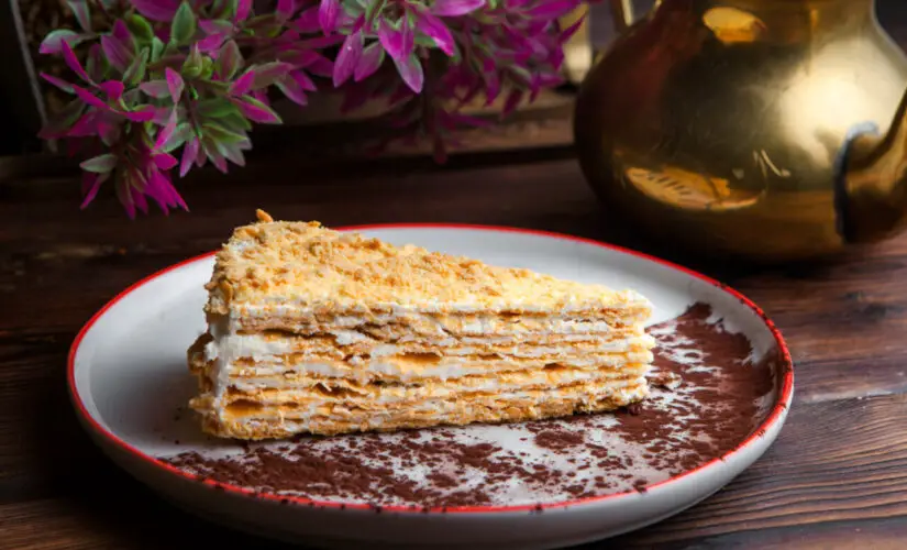 Torta de bolacha com camadas cremosas e sabor de sobremesa da infância