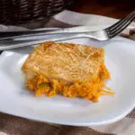 Bolo de liquidificador salgado fofinho que lembra lanche da tarde em família