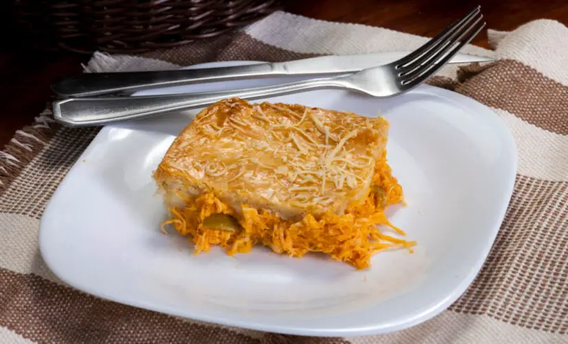 Bolo de liquidificador salgado fofinho que lembra lanche da tarde em família