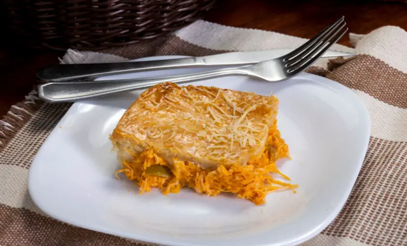 Bolo de liquidificador salgado fofinho que lembra lanche da tarde em família