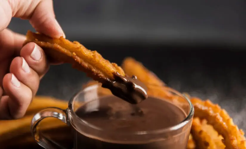 Fondue de chocolate cremoso que aquece o coração e reúne todo mundo à mesa