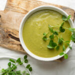 Caldo verde com batata cremoso que aquece a alma e lembra noites frias em família