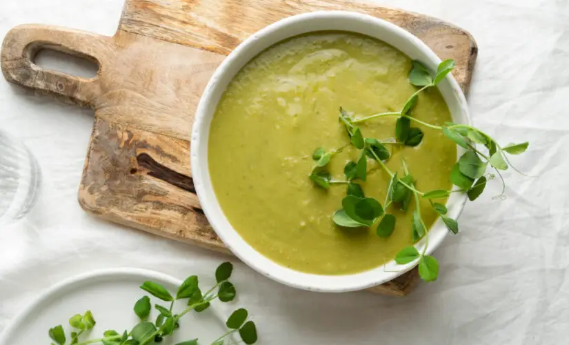 Caldo verde com batata cremoso que aquece a alma e lembra noites frias em família