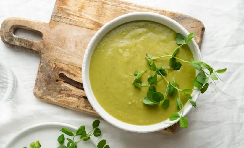 Caldo verde com batata cremoso que aquece a alma e lembra noites frias em família