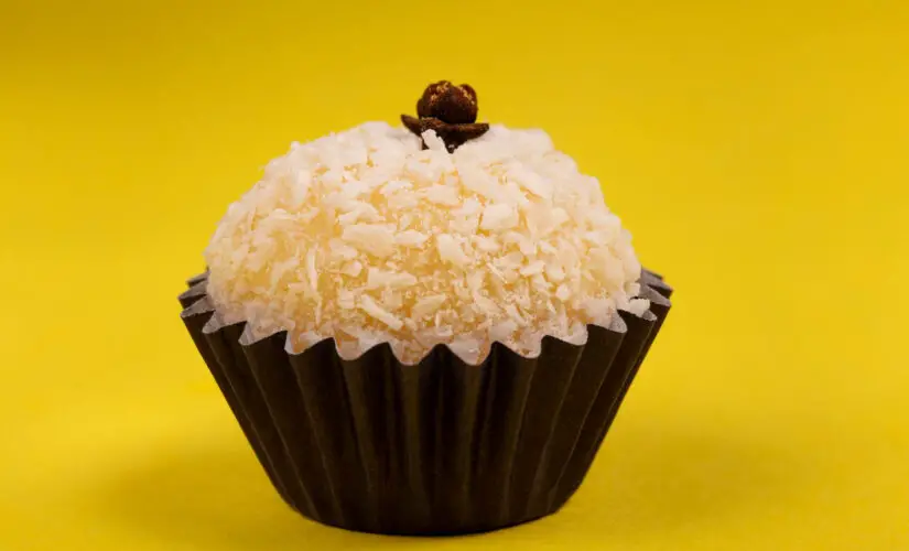 Brigadeiro de maracujá cremoso com sabor tropical que conquista no primeiro doce