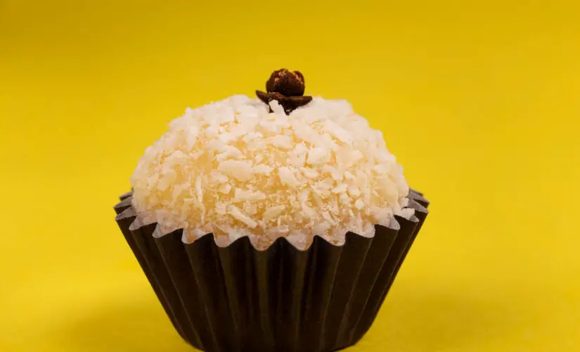 Brigadeiro de maracujá cremoso com sabor tropical que conquista no primeiro doce
