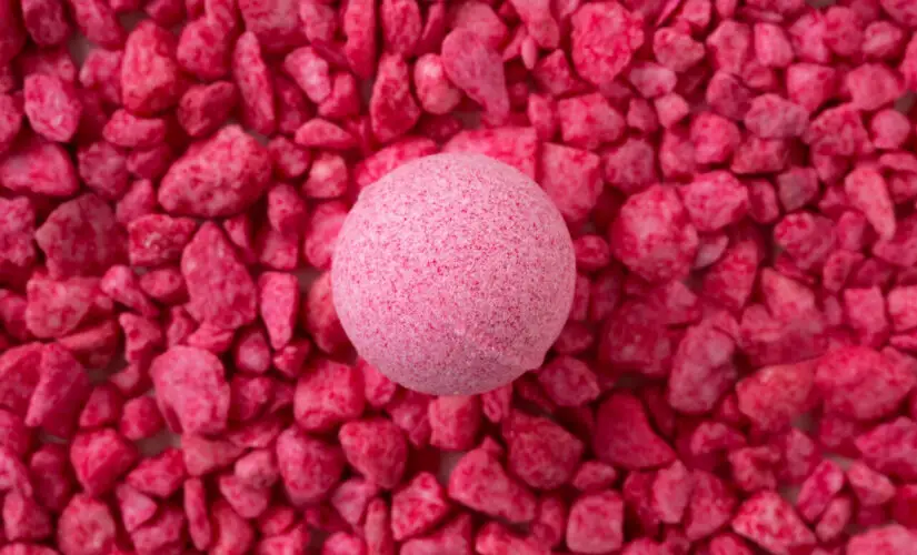 Bicho de pé doce rosa que encanta crianças e adultos com seu sabor de festa