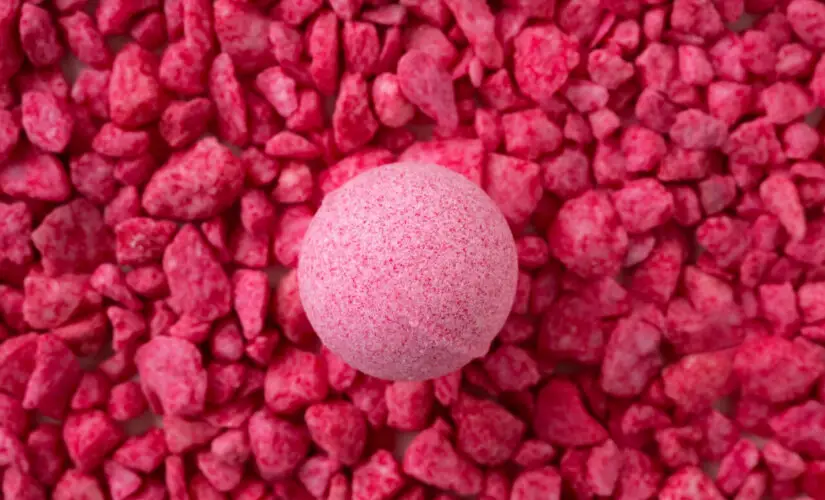 Bicho de pé doce rosa que encanta crianças e adultos com seu sabor de festa