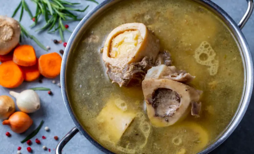 Caldo de ossos caseiro rico em colágeno e cheio de benefícios para o corpo