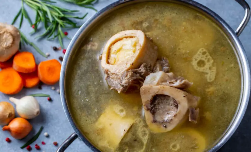Caldo de ossos caseiro rico em colágeno e cheio de benefícios para o corpo