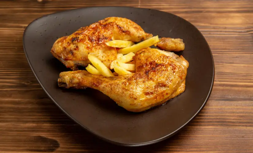 Coxa de frango assada com batata que lembra almoço de domingo em família