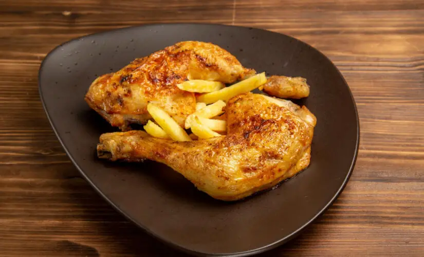 Coxa de frango assada com batata que lembra almoço de domingo em família