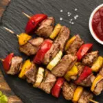 Espetinho de carne suculento com sabor de churrasco e toque caseiro