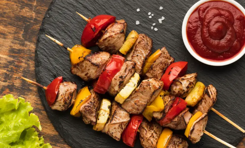 Espetinho de carne suculento com sabor de churrasco e toque caseiro