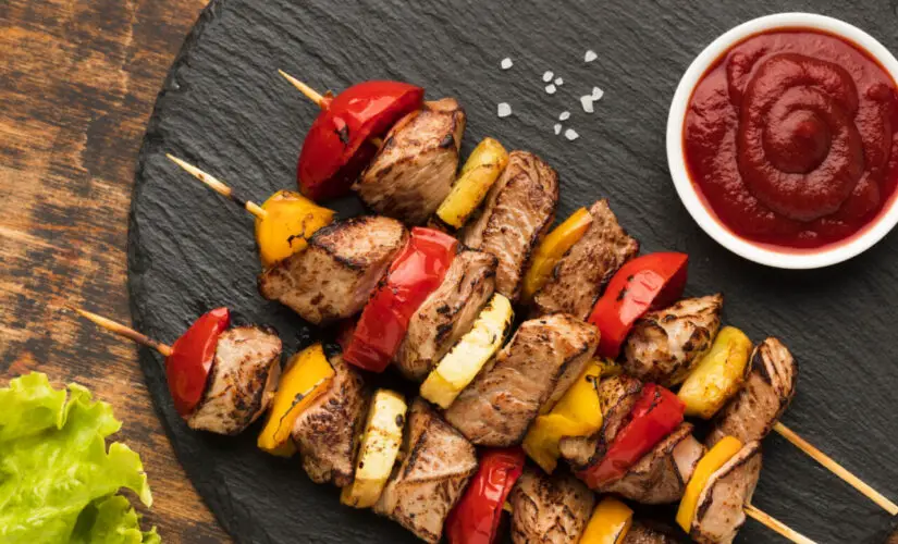 Espetinho de carne suculento com sabor de churrasco e toque caseiro