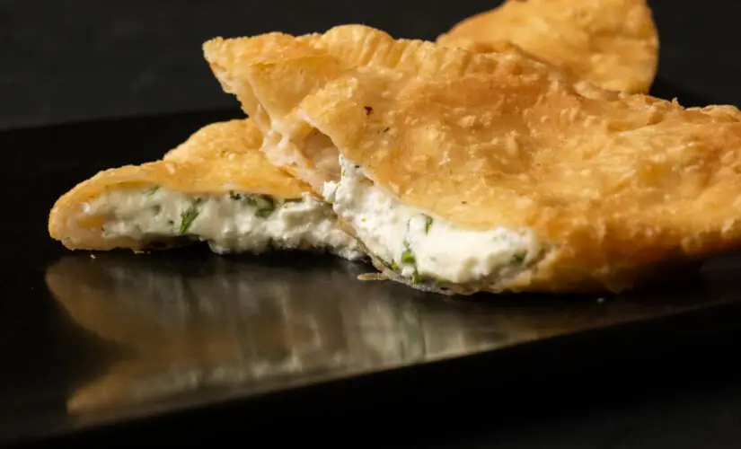 Pastelão de bacalhau com massa crocante e recheio cremoso que lembra festa de família