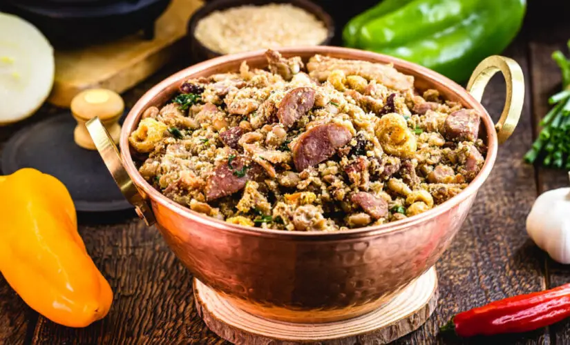 Feijão tropeiro receita tradicional mineira com sabor de roça
