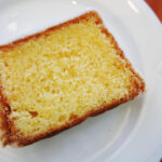 Bolo de fubá fofinho da vovó que perfuma a casa e aquece o coração