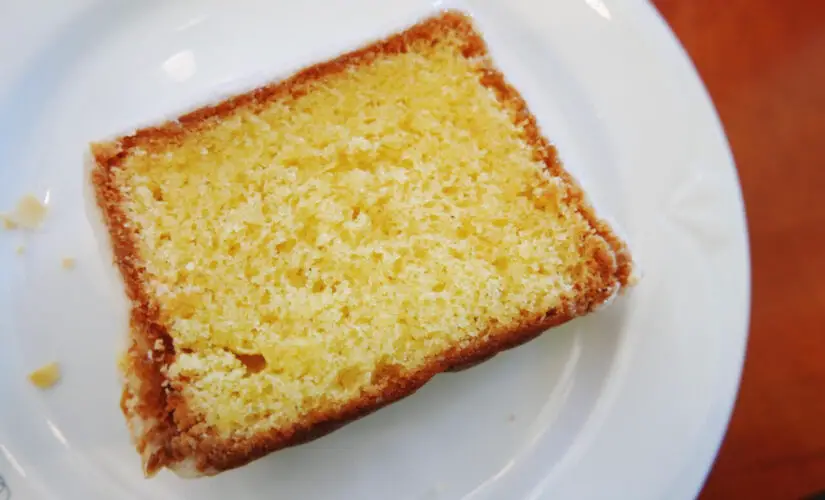 Bolo de fubá fofinho da vovó que perfuma a casa e aquece o coração